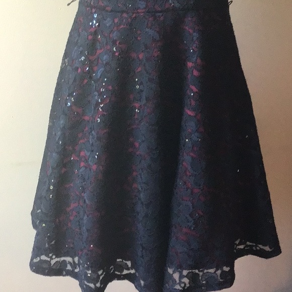 Beautiful lace overlay dress - Picture 3 of 4